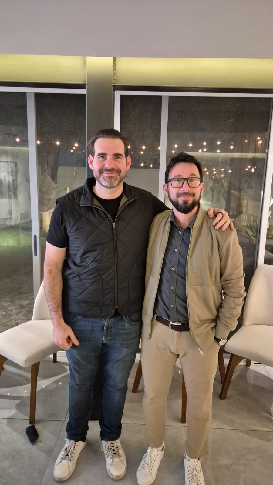 Dos miembros de la comunidad NextGen conviviendo