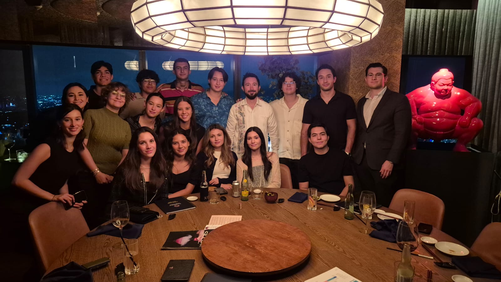 Grupo de jóvenes NextGen reunidos en una cena